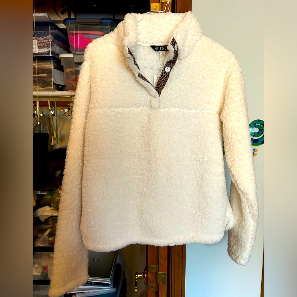 Francesca’s NWT Angel Sherpa w/cheetah trim fleece pullover sweater, size S